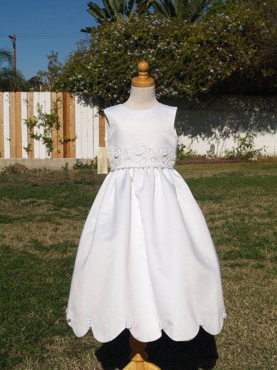 Beautiful White dress Size Satin 5 scalloped edge 