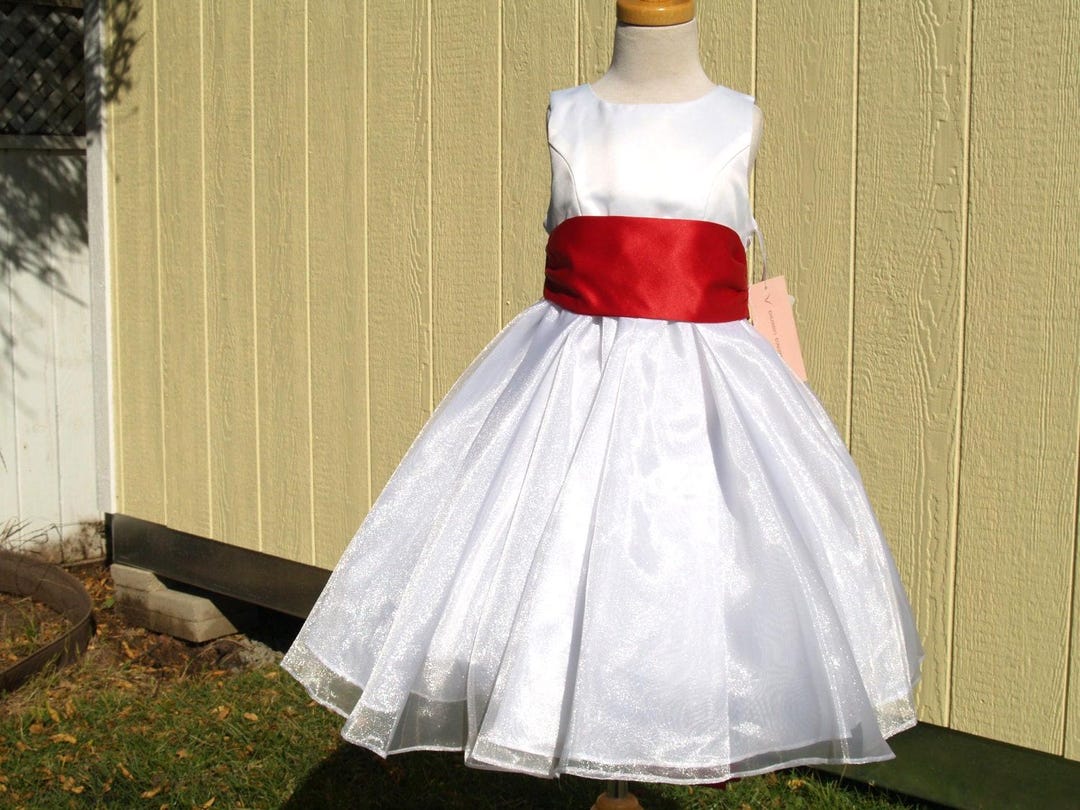 Vestido sin mangas de satén blanco y organza con faja roja, tallas