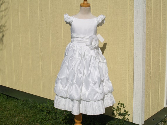 Girls Vintage off White Pick Ups Dress Size 4,flower Girl,taffeta,off the Shoulders,spaghetti Straps, Picks up All Over Skirt, Fabric Flower - Etsy Israel Girls Vintage off White Pick Ups Dress Size 4,flower Girl,taffeta,off the Shoulders,spaghetti Straps, Picks up All Over Skirt, Fabric Flower - Etsy Israel