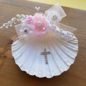 Concha de Bautizo para Ceremonia Blanca o Marfil Hecha a Mano, Bautizo, Bendición, Concha Para Bautizo, Flores de Tela, Cruz de Encaje, Perlas, Pedrería