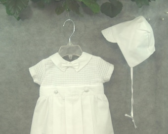 Vestido de bautizo blanco para niño con falda desmontable que se convierte en mono. Traje de bautizo unisex. Vestido, gorro, mono y falda para bebé niño. Bendición.