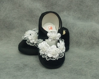 Baby Black Shoes Velvet Mary Jane fleurs en satin blanc, Infant Baby Sizes 0,1,2, Black Velvet Soft Sole Crib Shoes, Mary Janes, Pearl Button