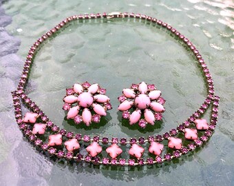 VTG roze Juliana-ketting van melkglas en getrouwde ronde roze oorbellen van melkglas SALE
