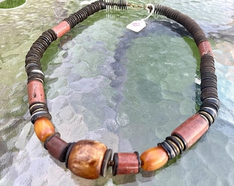 Handgjort afrikanskt halsband med stort pärlmotiv från Kenyas stam