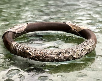 Bracciale rigido antico cinese in argento sterling con decorazioni a sbalzo e motivo a bambù.