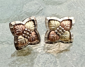 Pendientes de oro tricolor de 12 quilates y plata de ley Black Hills vintage.