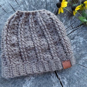 Sombrero de bun desordenado alineado - Taupe / Brown Messy Bun Hat / Bun Hat / Ponytail Hat / Messy Bun Beanie / Crochet Bun Hat / Crochet Messy Bun Hat