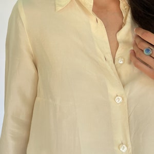 chemise boutonnée à col en soie crème vintage XS-S chemise avec col boutonné chemisier soyeux lolita blanc blanc cassé neutre minimal image 4