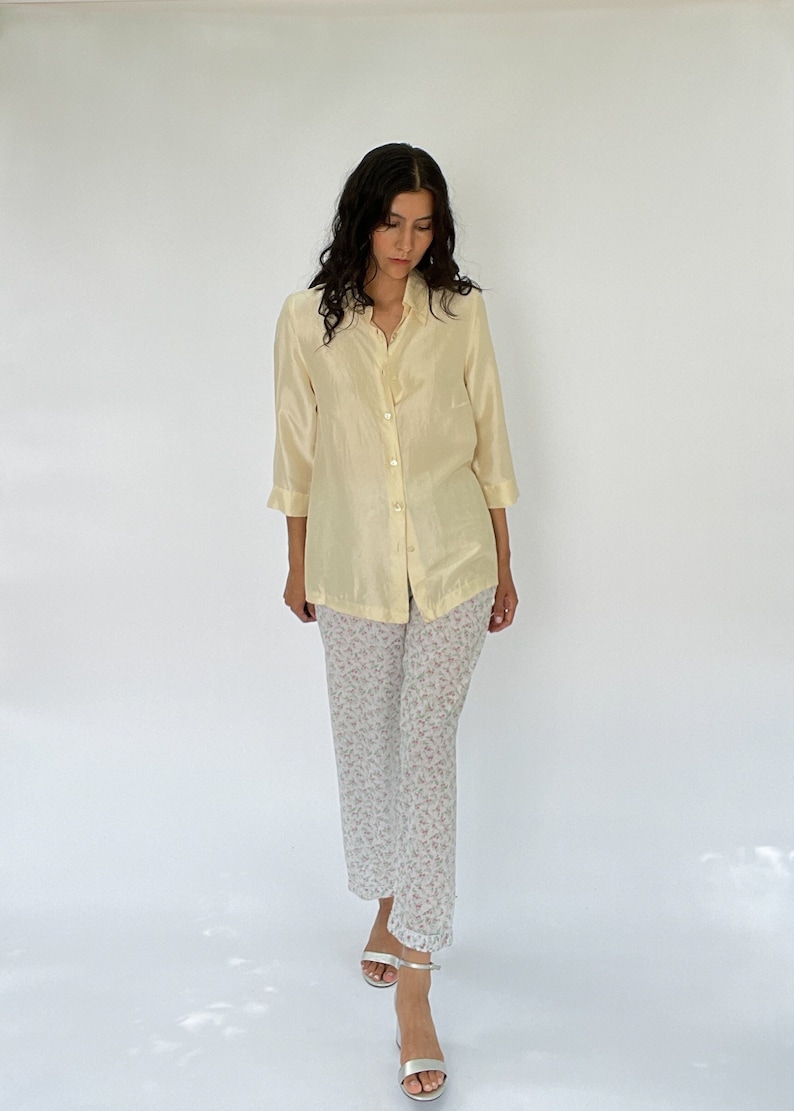 chemise boutonnée à col en soie crème vintage XS-S chemise avec col boutonné chemisier soyeux lolita blanc blanc cassé neutre minimal image 1