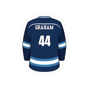 Könnte beinhalten: Aufkleber eines marineblauen Hockeytrikots mit weißen und hellblauen Streifen. Das Trikot trägt den Namen "GRAHAM" über der Nummer "44" in weißen Blockbuchstaben.