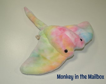 Peluche Tie Dye Sting Ray, peluche minky, Lovie, Lovey arc-en-ciel, cadeau neutre entre les sexes, premier anniversaire de Pâques, cadeau de baby shower, chambre d'enfant océan