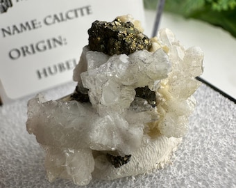 Pyrit auf Calcit mit einer Perky Box aus Huangshi, Hubei, China，Fengjiashan Mine BAOF450