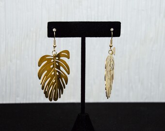 Aretes cortos de hoja tropical de latón