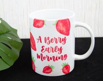 Taza con diseño de fresa acuarelada ~ Una baya temprano en la mañana ~ Cita de café