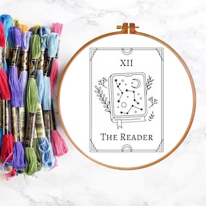 PDF Hand Stickmuster, Der Leser Tarot Karte, Bücherwurm Witchy Anfänger freundliches Design, mehrere Größen, druckbar