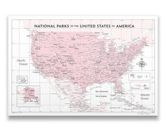 Mapa turystyczna Parków Narodowych USA z pinezką – różowa – prezent dla miłośników przyrody i przygód