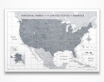 Mapa turystyczna Parków Narodowych USA z pinezką – ciemnoszara – prezent dla miłośników przyrody i przygód