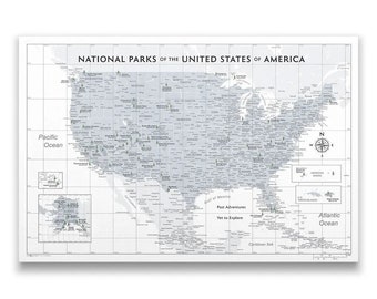 Mapa turystyczna Parków Narodowych USA z pinezką – jasnoszara – prezent dla miłośników natury i przygód