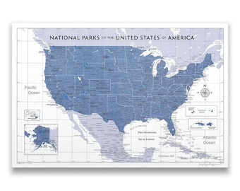 Mapa turystyczna Parków Narodowych USA z pinezką – granatowa – prezent dla miłośników przyrody i przygód