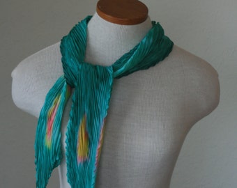 Handgeschilderde shibori zijden sjaal in aqua met warme accenten