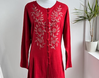 Blusa túnica vintage vermelha bordada, em linho, viscose e algodão, estilo boho com botões frontais, modelo kaftan com bordado floral folclórico, da Lindex, tamanhos M e G.