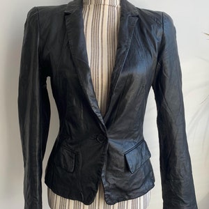 Blazer vintage en cuir noir de l'an 2000 pour femme taille XS, blazer col V en cuir effet vieilli doux, manteau court en cuir, veste ajustée en cuir véritable