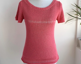 Top in maglia di lino rosa corallo estivo, maglione a maniche corte in cotone e lino, top boho traforato all'uncinetto, camicia in maglia cottagecore rosa salmone