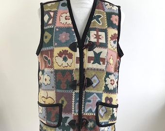 Chaleco vintage de patchwork estilo tapiz, talla mediana para mujer, estilo boho de los 90, chaleco floral estilo cottagecore, top multicolor con botones de madera estilo folk art.