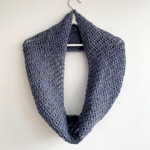 以下が含まれることがあります： 斑点模様の青いクロシェのインフィニティスカーフ