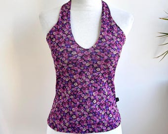 Top cropped vintage roxo floral com decote halter, tamanho P/M, estampa miúda, costas nuas, estilo festival anos 2000, blusa boho de verão sem mangas.