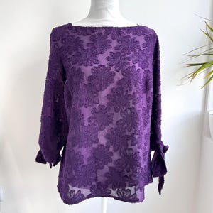Prześwitująca fioletowa bluzka w kwiaty, teksturowany top Devore Burnout, romantyczna koszula Whimsigoth Clothing z mankietem w kształcie muszki i rękawem 3/4 z dekoltem w łódkę w stylu retro w stylu włoskim