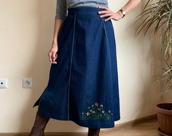 jupe mi-longue en jean bleu ligne A vintage, jupe en jean chambray des années 90, jupe à broderies florales, jupe mi-mollet country western cowgirl taille S