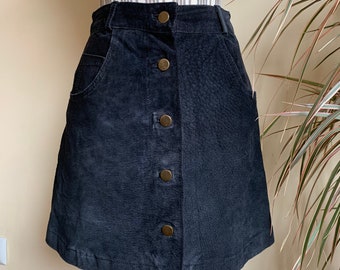 Vintage jaren '90 zwarte suède rok, korte A-lijn zwarte lederen rok, Boho hippie suède minirok, mod echte lederen knop omhoog rok maat S