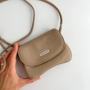 Bolso bandolera vintage de piel vegana color canela, bolso de vinilo color camello claro, bolso bandolera pequeño beige, minibolso de hombro para mujer, bolso pequeño para el día a día.