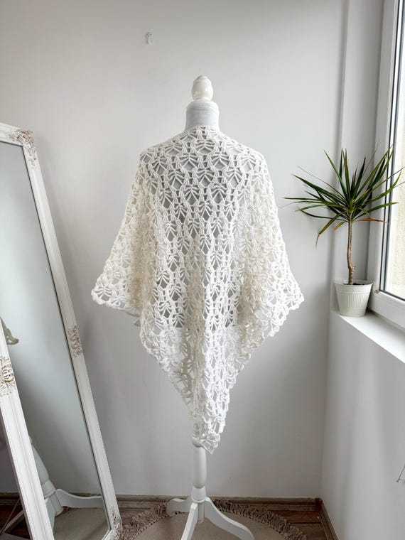 Off White Lace Shawl With Fringe, Bridal Fishnet Shawl Wrap, Floral Crochet Mesh Wedding Shawl, Art Deco Triangle Shawl, Boho Evening Shawl