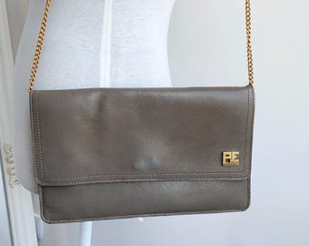 Clutch tipo sobre de piel auténtica en color topo, bolso de noche con correa de cadena dorada, bolso de hombro minimalista vintage de los años 80, cartera retro marrón y gris.