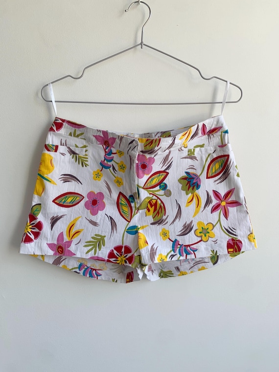Vintage Hennes White Floral Shorts for Women Size S, Low Rise Colorful Boho Hippie Y2K Bermuda Pants, 60s 70s Style Casual Summer Trousers