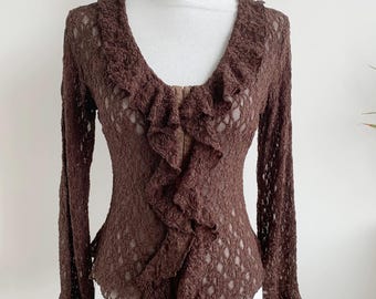 Blusa francesa vintage Y2K con volantes de encaje marrón, top de malla transparente Pas de Quoi Paris, blusa grunge con mangas acampanadas y estilo academia oscuro y romántico.