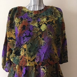 Vestido vintage de los años 80 con hojas de otoño, vestido floral transparente, vestido midi fluido con falda en capas, vestido asimétrico con estampado abstracto, atuendo de otoño imagen 5