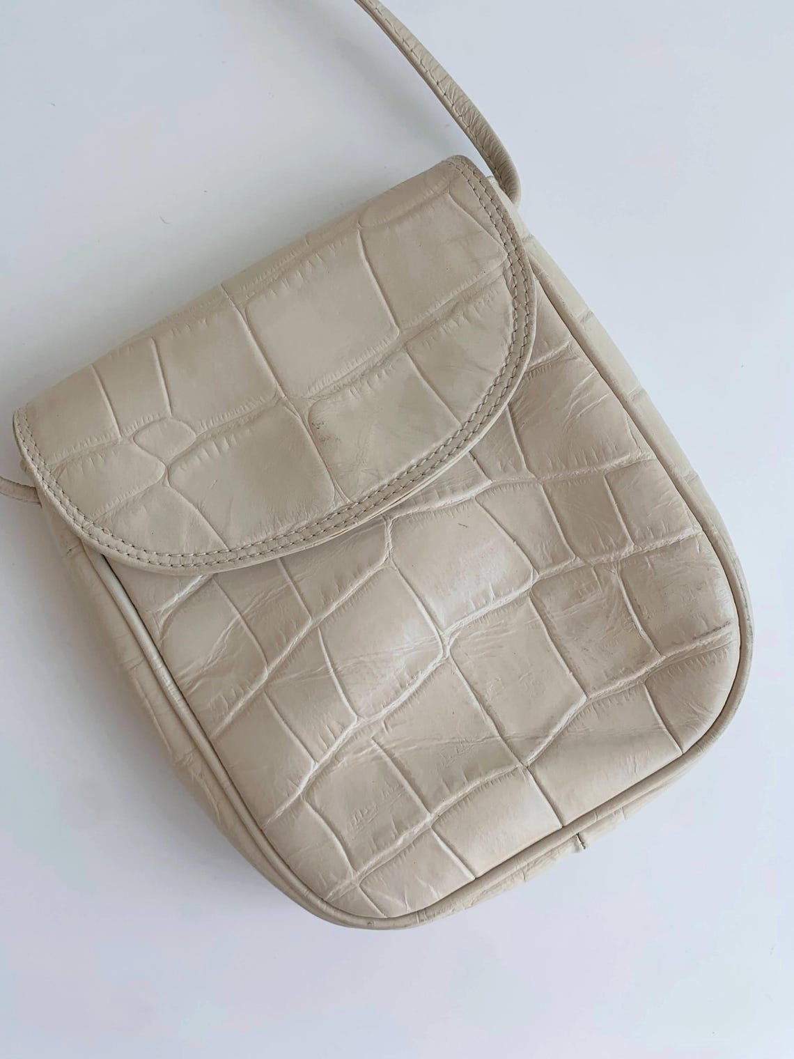 Beige Leather Crossbody Bag for Women, Vintage 90s Small Shoulder Purse, Crocodile Embossed Tiny Leather Satchel, Mini Vertical Handbag, foto 3 di 5