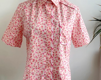 Vintage roze shirt met fijne bloemen voor dames maat M zomer katoenen blouse met knoopsluiting en knoopsluiting casual korte mouw lente kantoorkleding