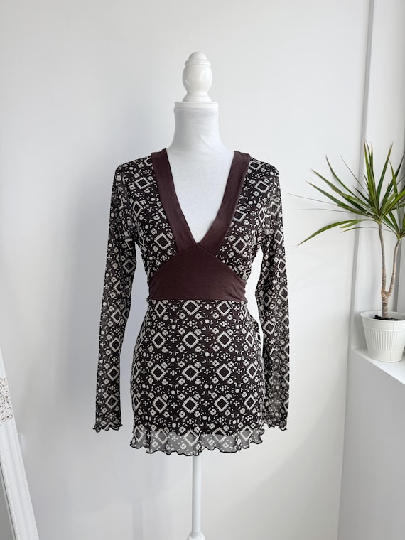 Vintage Italian Sheer Tulle Top M/L, Y2K 2000s Brown Geometric Stretchy Mesh Blouse, 90s Fairy Grunge Fitted V Neck Tie Back Fishnet Shirt