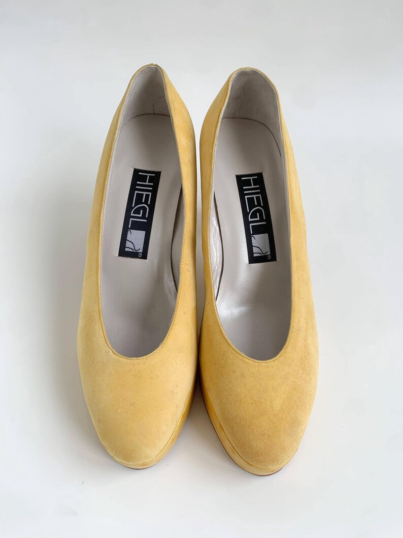 vintage HIEGL yellow suede platform pump with ostrich leather on platform and heel.