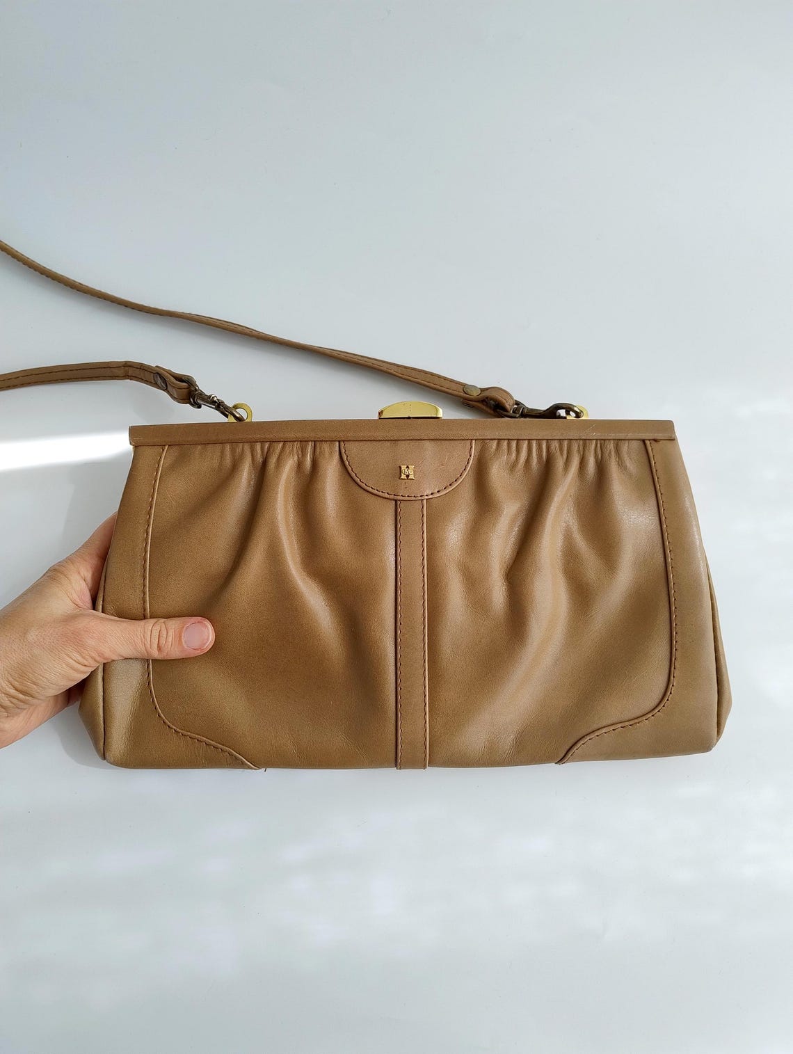 Vintage 80s Beige Leather Shoulder Bag, Camel Clutch Purse For Women, Detachable Strap Metal Frame Handbag, Retro Kiss Lock Clasp Satchel, foto 4 di 5