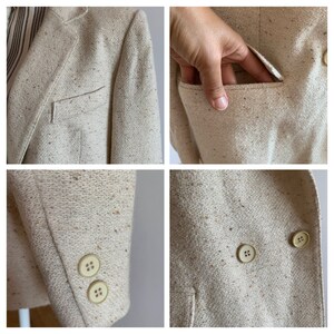 Peut inclure: Un blazer beige &agrave; texture mouchet&eacute;e. Le blazer a une fermeture &agrave; double boutonnage, des poches &agrave; rabat et un seul bouton sur chaque poignet.