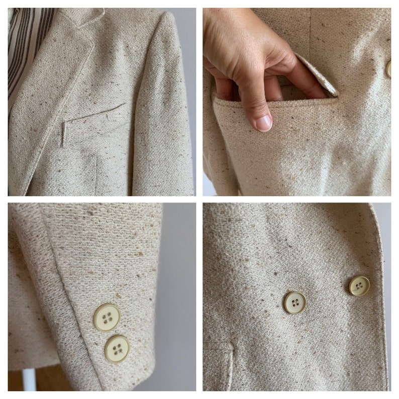 Peut inclure: Un blazer beige &agrave; texture mouchet&eacute;e. Le blazer a une fermeture &agrave; double boutonnage, des poches &agrave; rabat et un seul bouton sur chaque poignet.