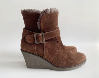 Vintage Braune Wildleder Stiefel für Frauen Größe 37 EUR, US 7, Wildleder Stiefel, Plateau Stiefeletten, Keilabsatz Stiefel von Gabor