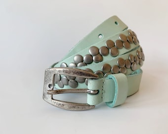 Cintura sottile in pelle con borchie per donna, 95 cm, 37", cintura vintage blu acquamarina con piccole borchie rotonde color argento, cintura sottile in vera pelle