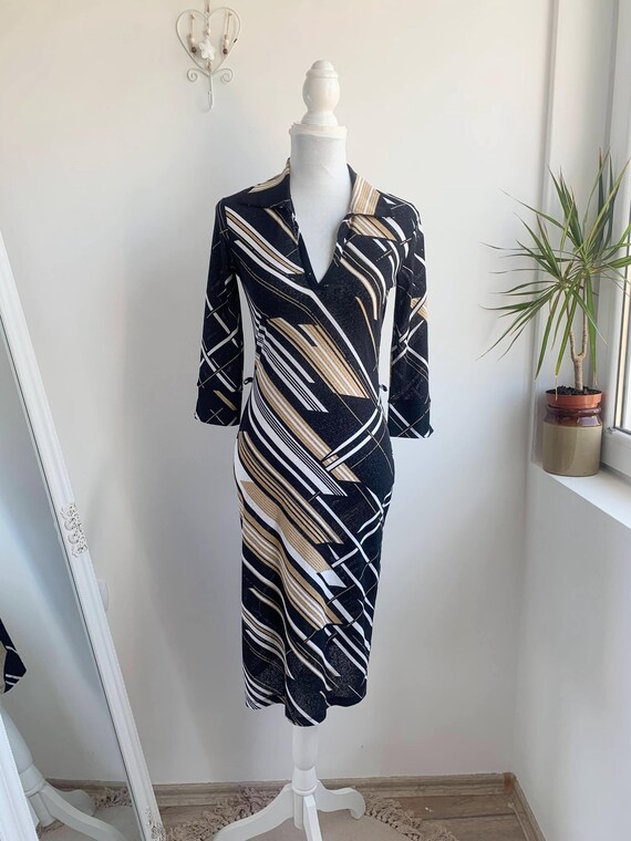 Vintage 3/4 Sleeve V Neck Stretchy 90s Midi Dress Women Size S M Brown Beige Diagonal Stripes Novelty 70s Style Retro Dagger Collared Dress