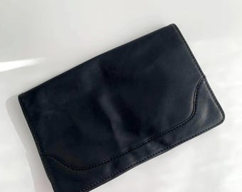Sac à main enveloppe noir vintage des années 80, pochette classique, pochette en cuir véritable, pochette mince en cuir véritable, rabat sur le sac à main rétro